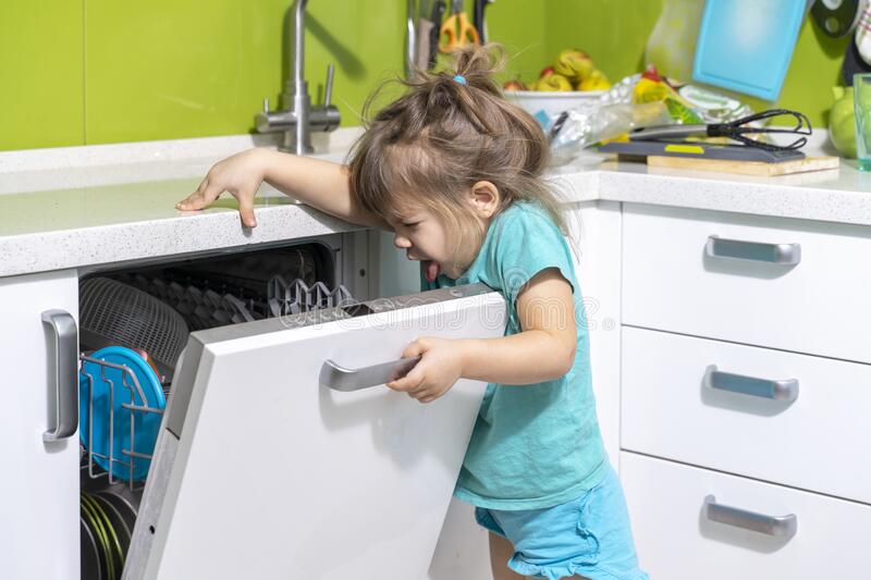 child smells dishwasher child smells dishwasher problems bad smell kitchen 209367931 - نکات طلایی در مورد نحوه تمیز کردن ماشین ظرفشویی