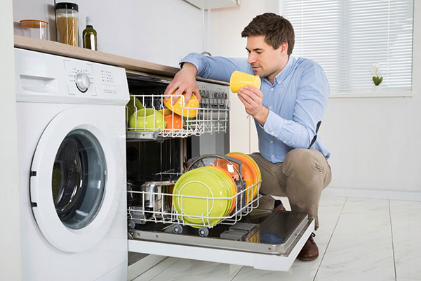 ظروف در ماشین ظرفشویی - هر آنچه در مورد نگهداری ماشین ظرفشویی باید بدانید