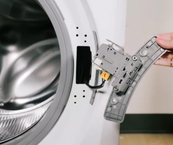 locked washing machine door 1 - نچرخیدن مخزن شستشوی ماشین لباسشویی بعد از آب‌ گیری