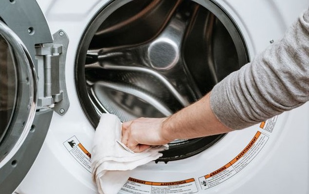 Do not dry the rubber around the door of the washing machine - علت بوی بد ماشین لباسشویی
